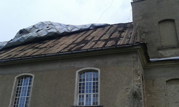 Lesica - uszkodzony dach na kościele