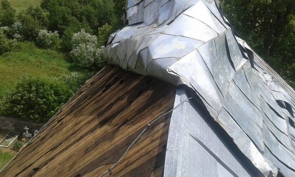 Lesica - uszkodzony dach na kościele
